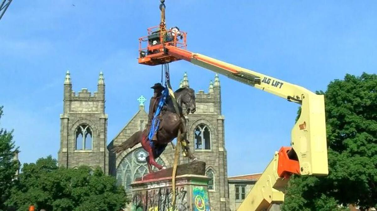 Confederate statue AP